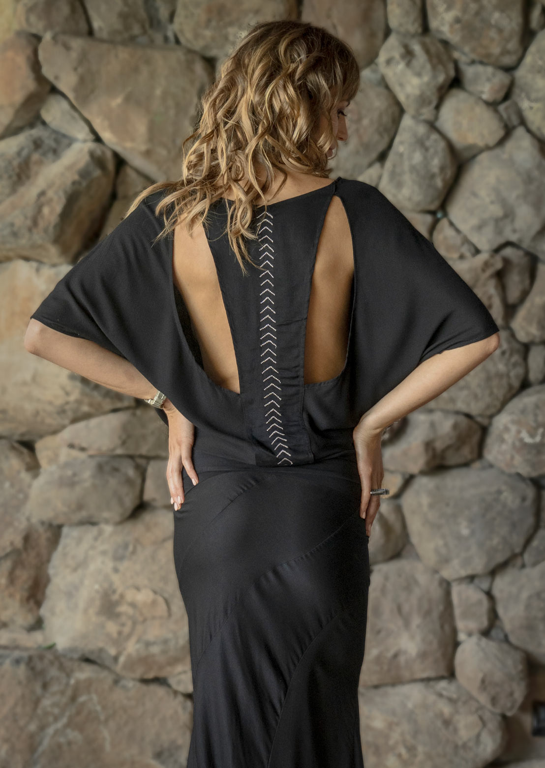 <img src="arid-top-black.jpg" alt="Arid Top Black - Elegant and Versatile Fashion Top">)